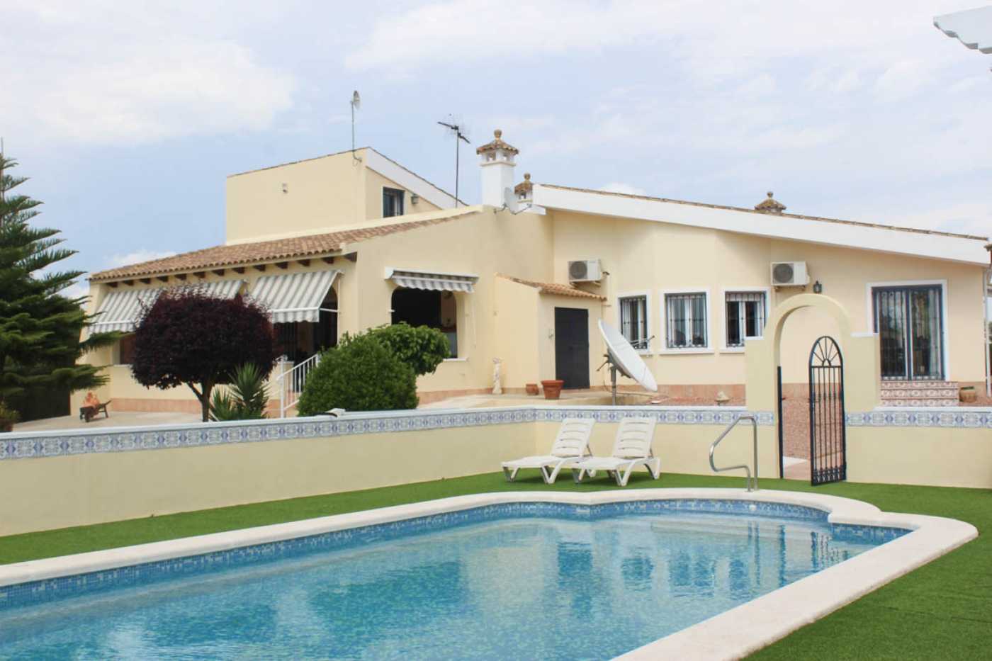 بيت في Almoradí, Comunidad Valenciana 12576399