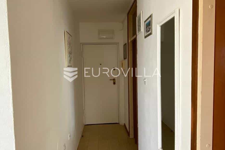 Condominium in Split, Splitsko-Dalmatinska Zupanija 12577340