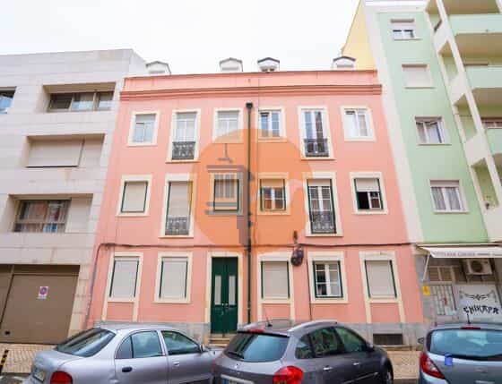 Condominium in Lissabon, Lissabon 12580023
