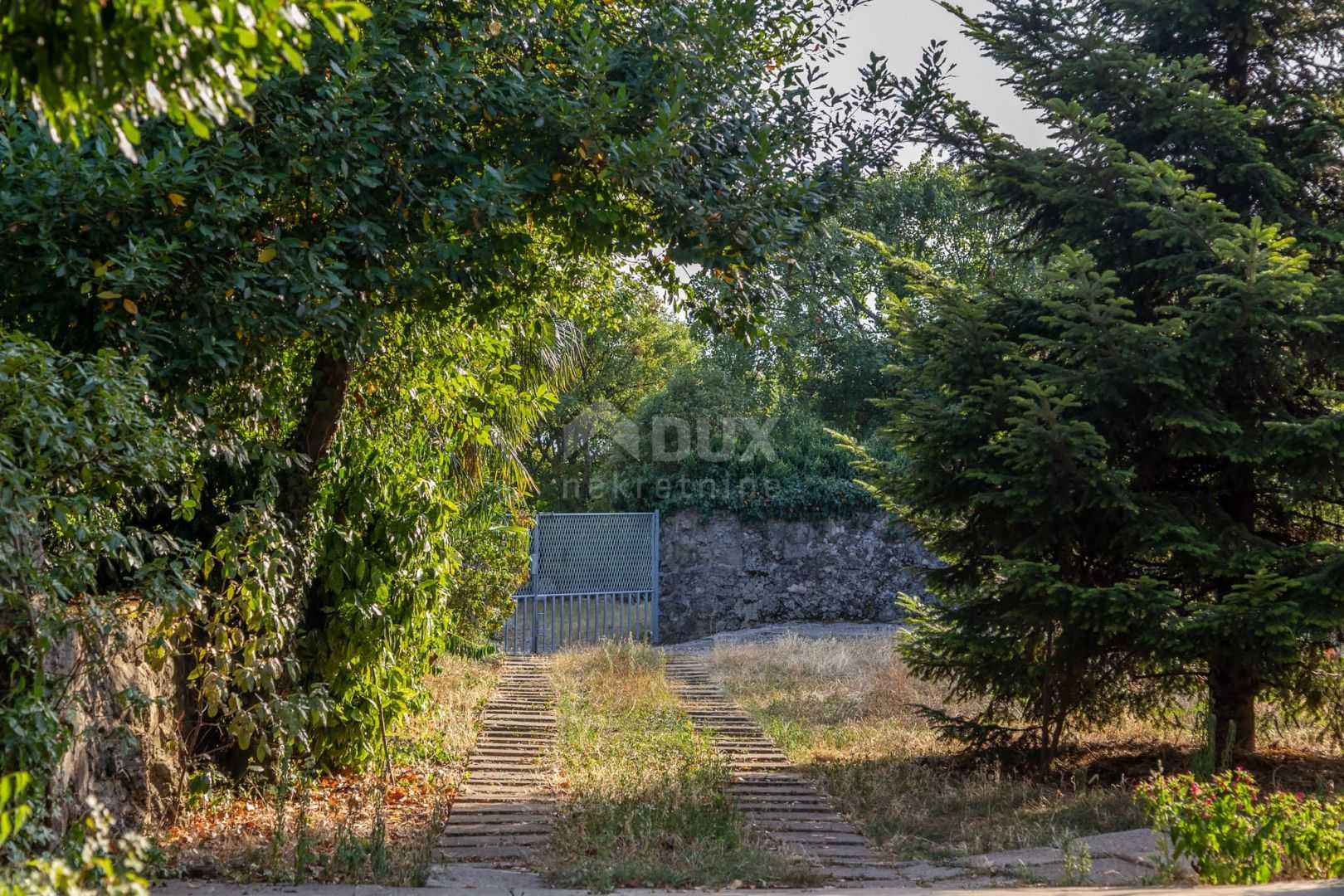 房子 在 Turan, Primorsko-Goranska Zupanija 12580886