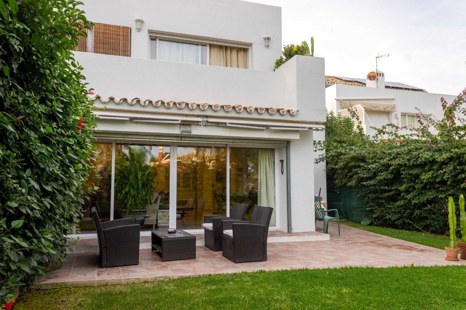 Useita taloja sisään Marbella, Andalusia 12580969