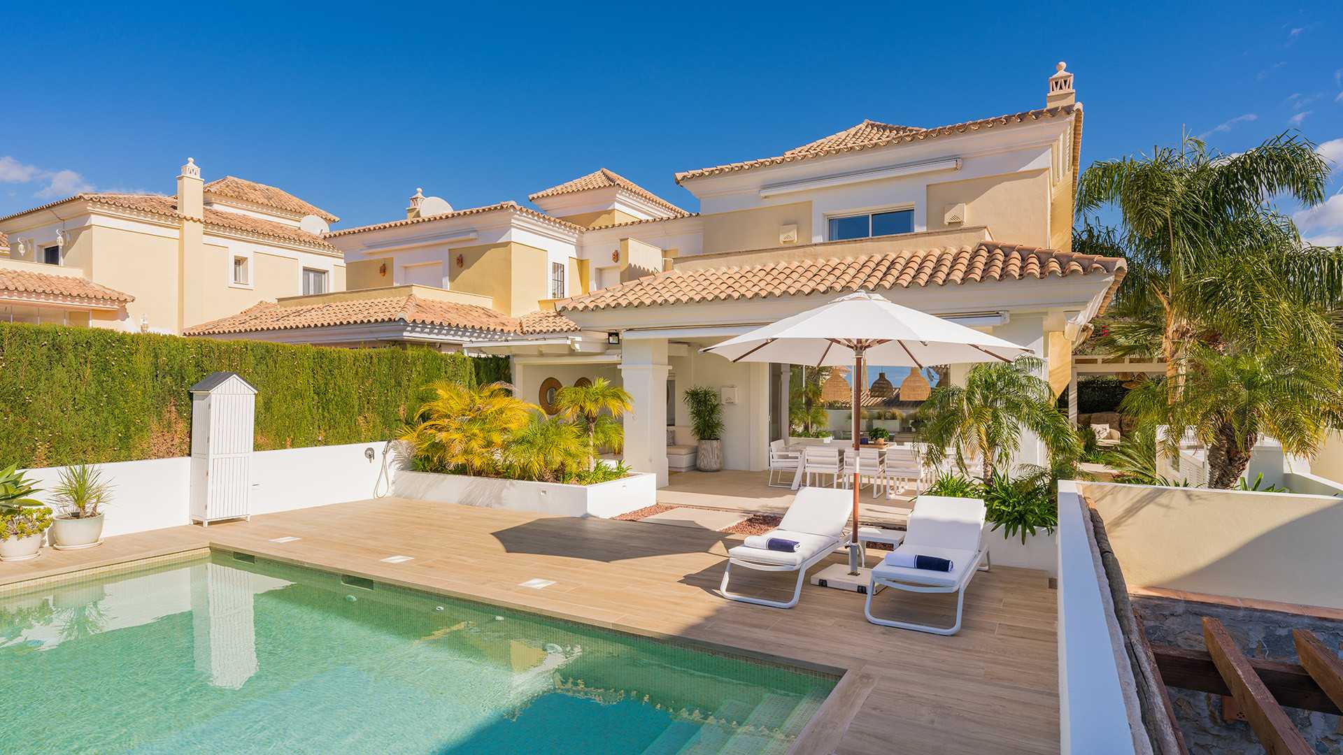 Useita taloja sisään Marbella, Andalusia 12581651