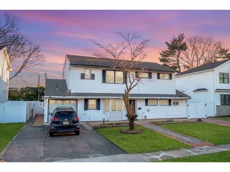 Commercial in Syosset, New York 12584254