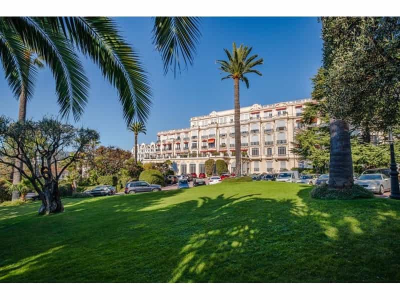 Condominium in Nice, Provence-Alpes-Côte d'Azur 12584268