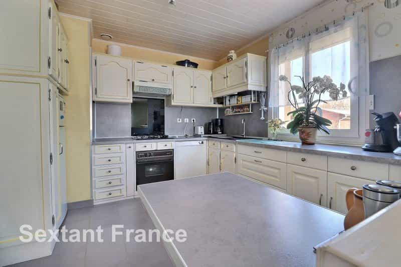 住宅 在 Dorat, Auvergne-Rhône-Alpes 12584665