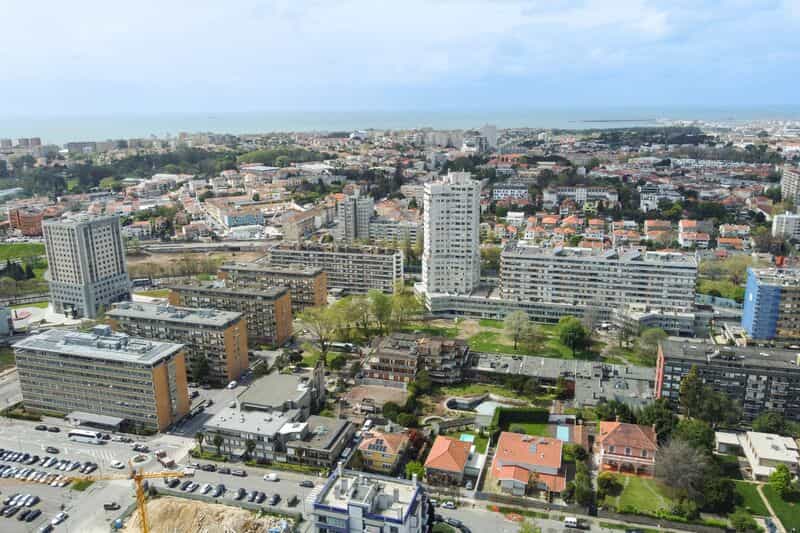 Condominium in Pinheiro Manso, Porto 12592270
