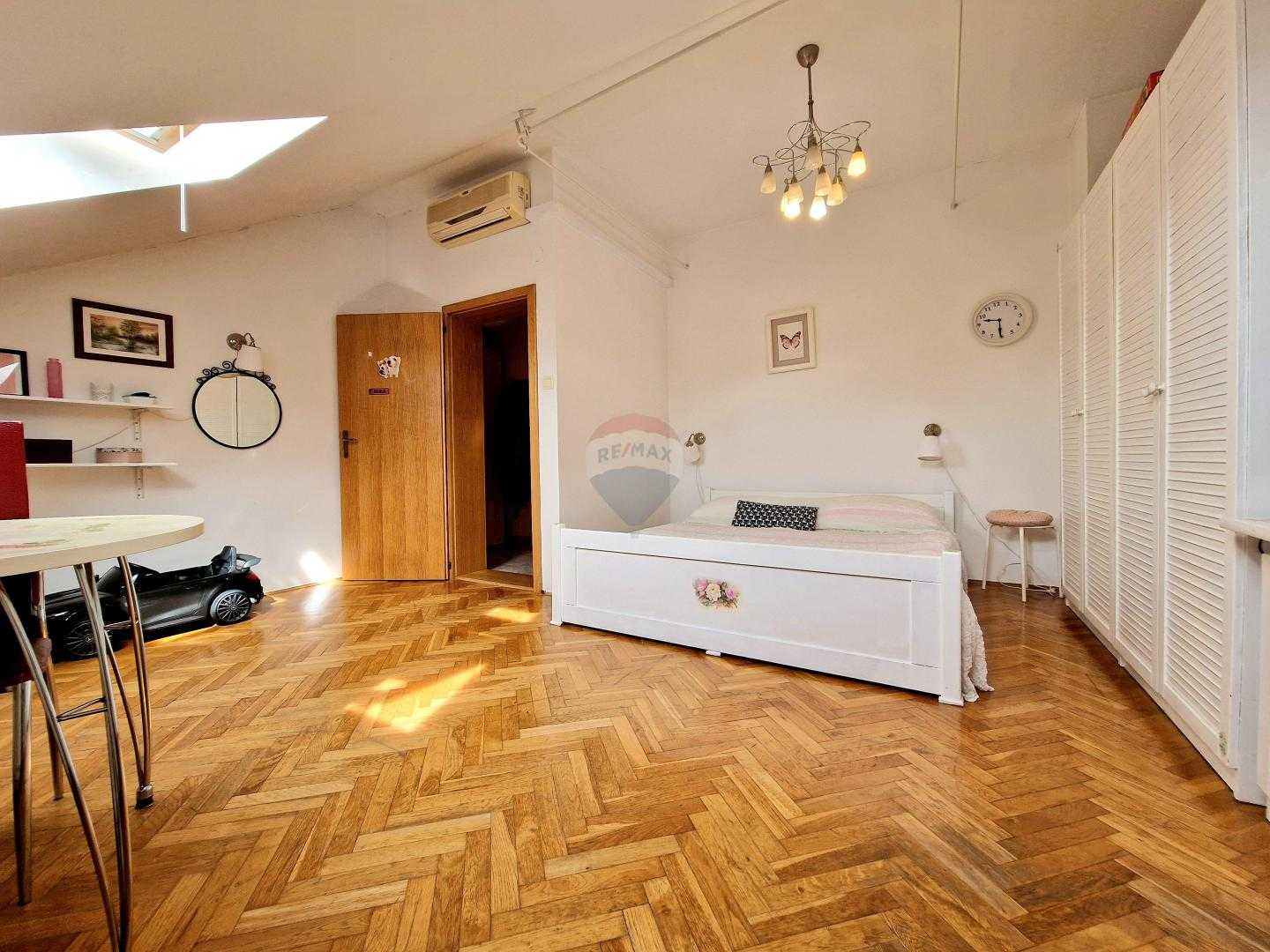 Rumah di Vukomerec, Zagreb, Lulusan 12592370
