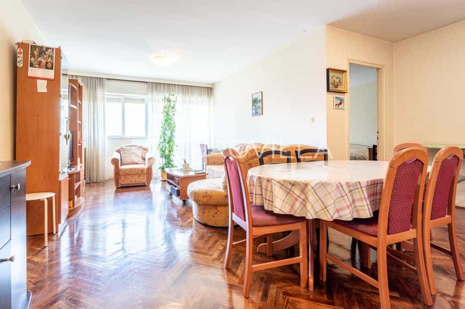 Condominium in Split, Splitsko-Dalmatinska Zupanija 12594163