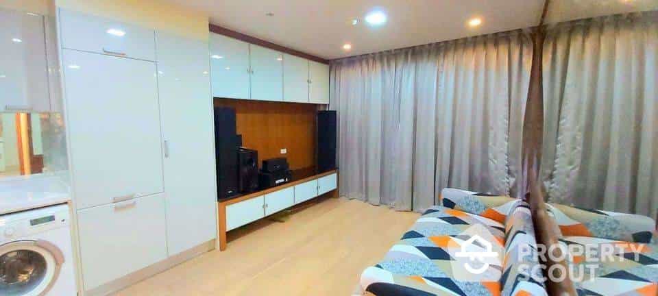 Condominium in Pathum Wan, Krung Thep Maha Nakhon 12598070