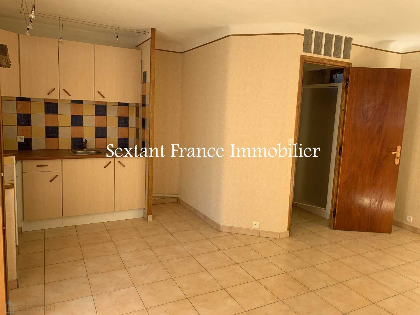 Condominium in Estoublon, Provence-Alpes-Cote d'Azur 12607932