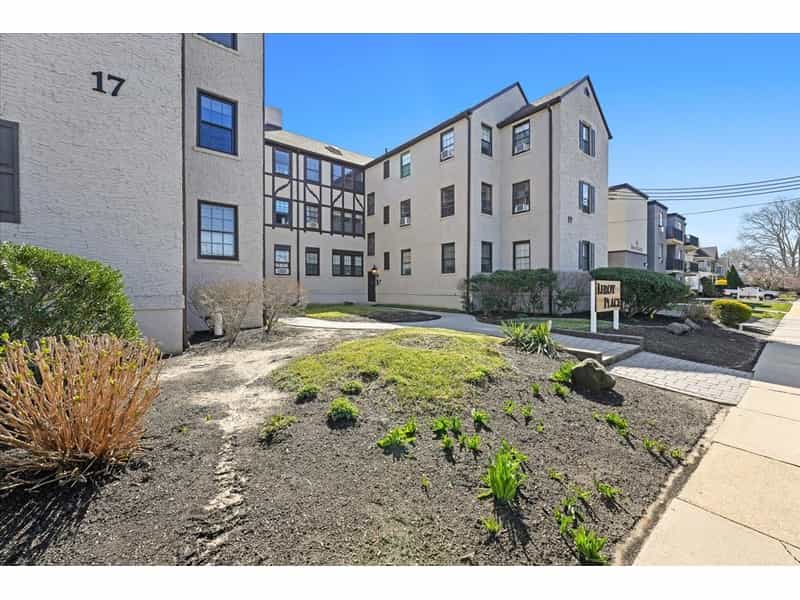 Condominium in Rode Bank, New Jersey 12608204