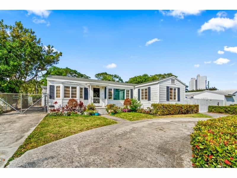 House in Mangonia Park, Florida 12608208