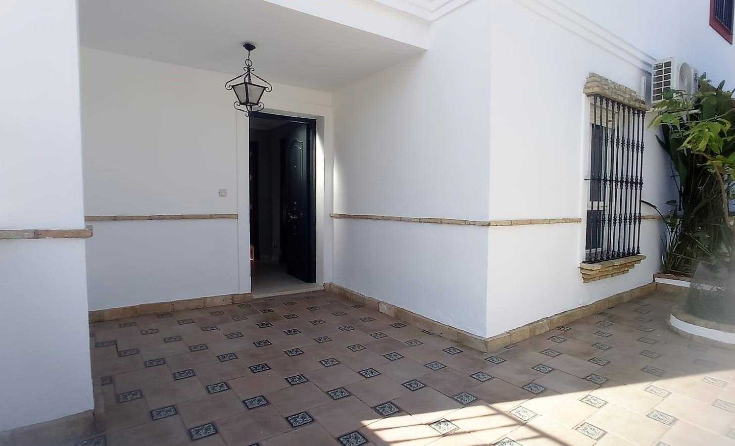 房子 在 Sanlúcar la Mayor, Andalucía 12608861