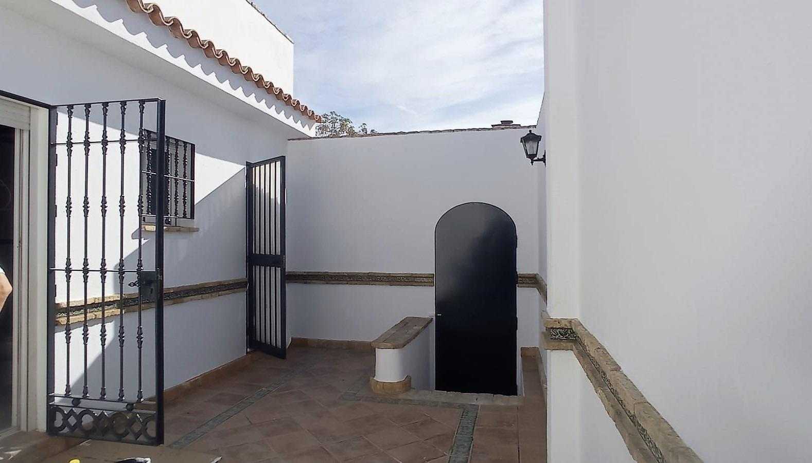House in Sanlúcar la Mayor, Andalucía 12608861