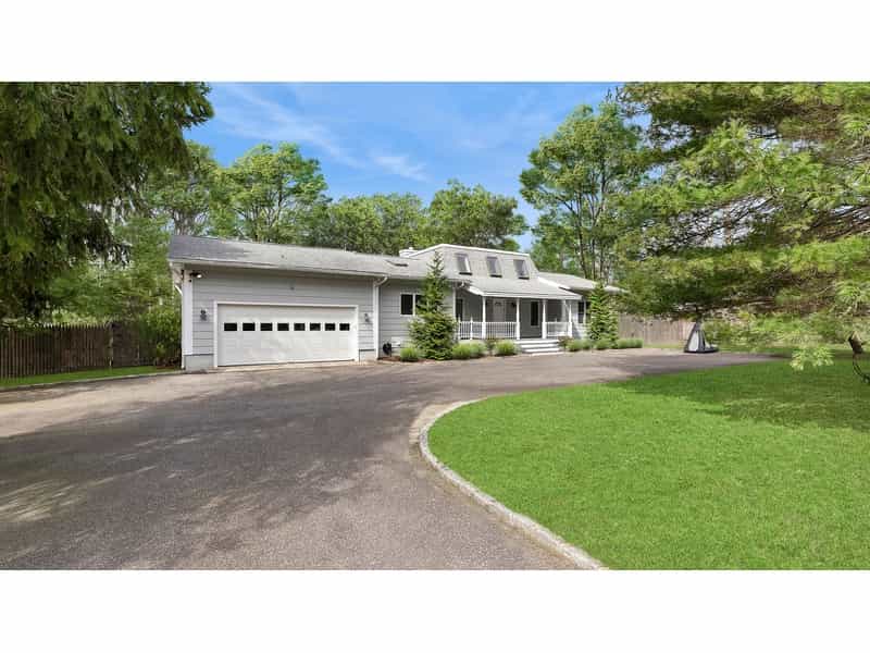 Residential in Southampton, New York 12614196