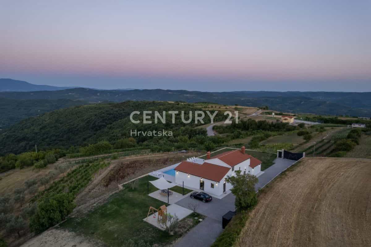 मकान में Buzet, Istria County 12614230