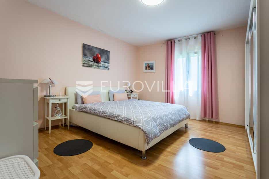 Condominium in Split, Splitsko-Dalmatinska Zupanija 12626800