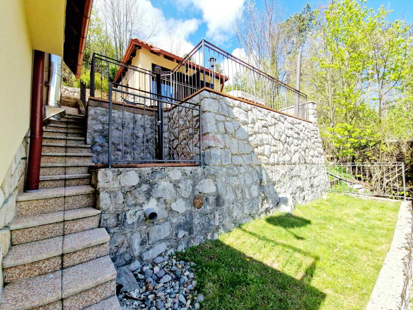 房子 在 Lič, Primorsko-goranska županija 12628345