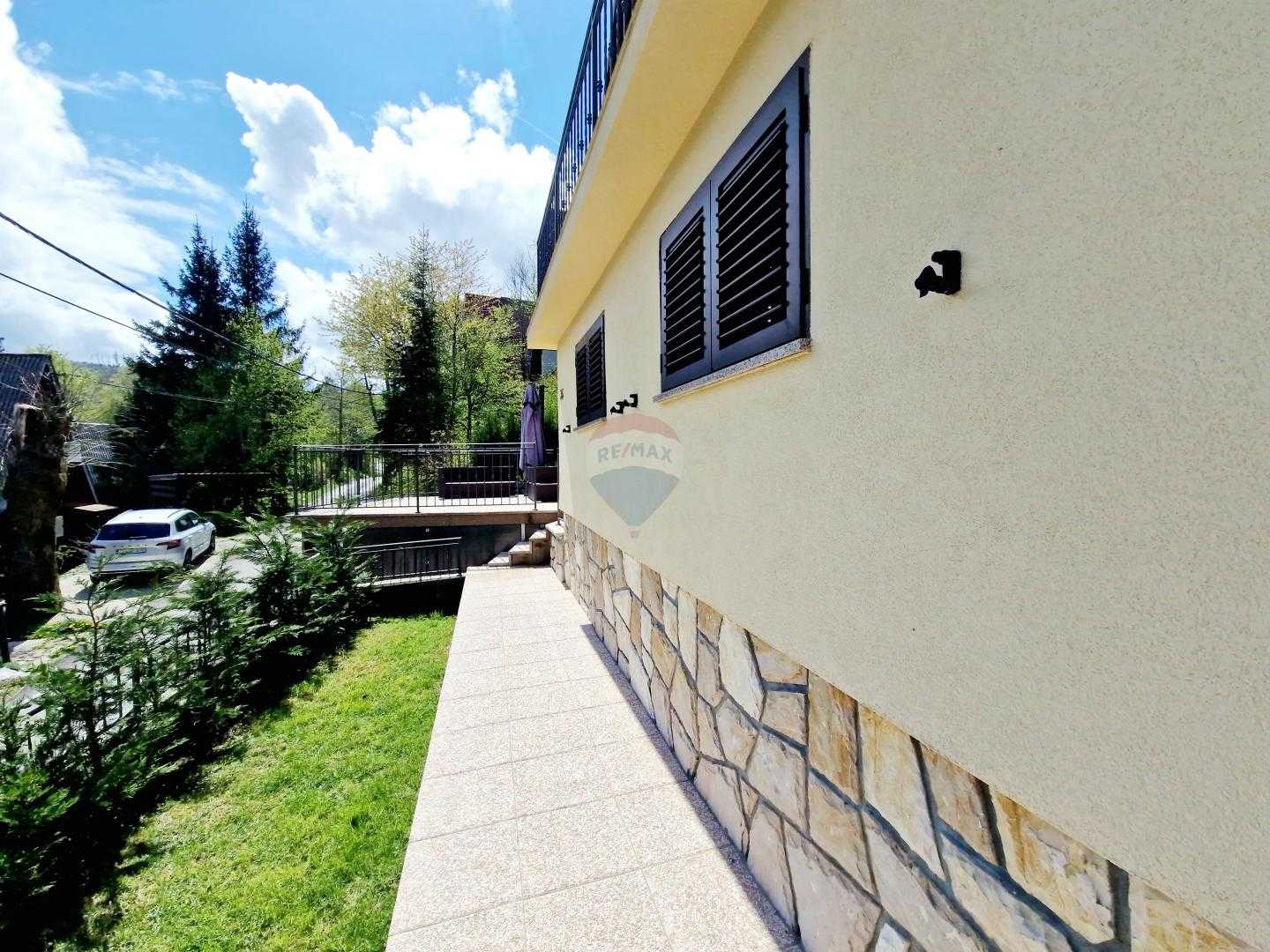 房子 在 Lič, Primorsko-goranska županija 12628345