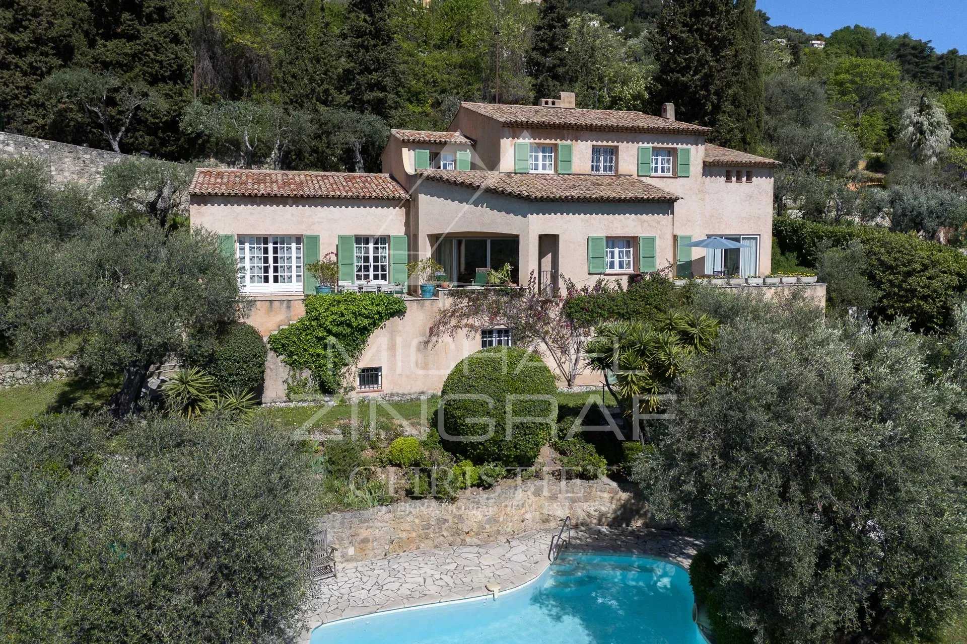 Talo sisään Grasse, Provence-Alpes-Cote d'Azur 12628488