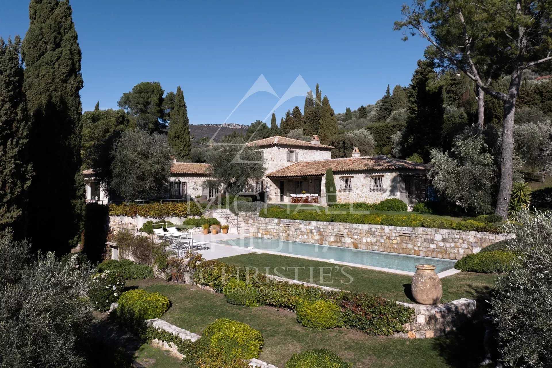 Rumah di Rumput, Provence-Alpes-Cote d'Azur 12628492