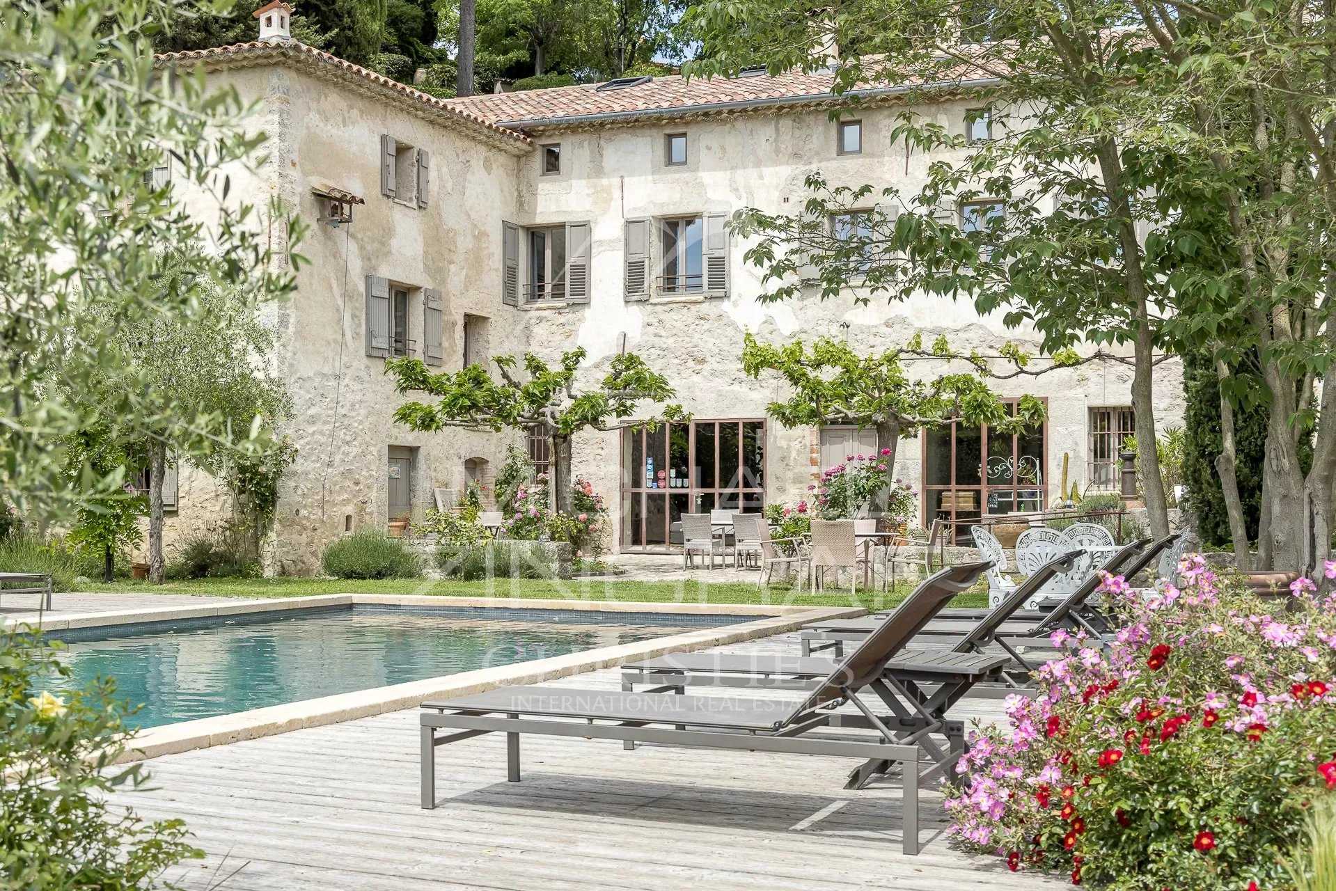 casa en Grasse, Provenza-Alpes-Costa Azul 12628504