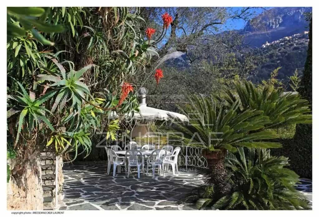 بيت في Menton, Provence-Alpes-Cote d'Azur 12628507