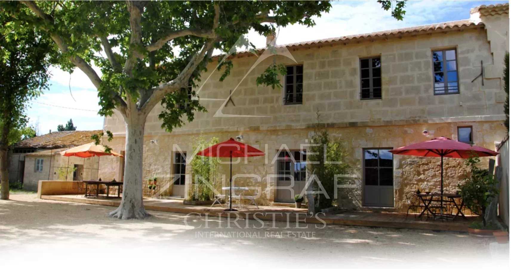 房子 在 Fontvieille, Provence-Alpes-Cote d'Azur 12628531