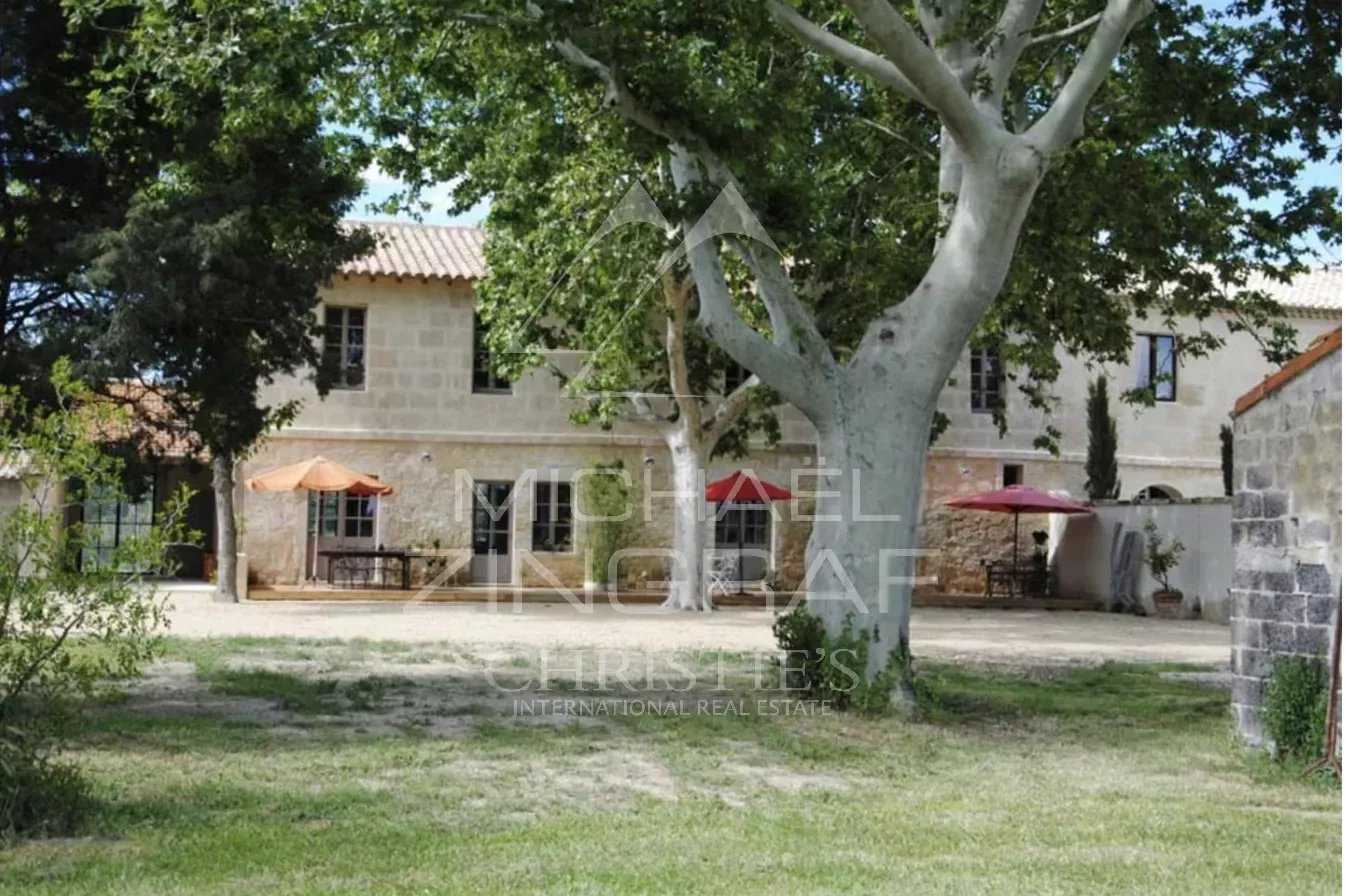 房子 在 Fontvieille, Provence-Alpes-Cote d'Azur 12628531