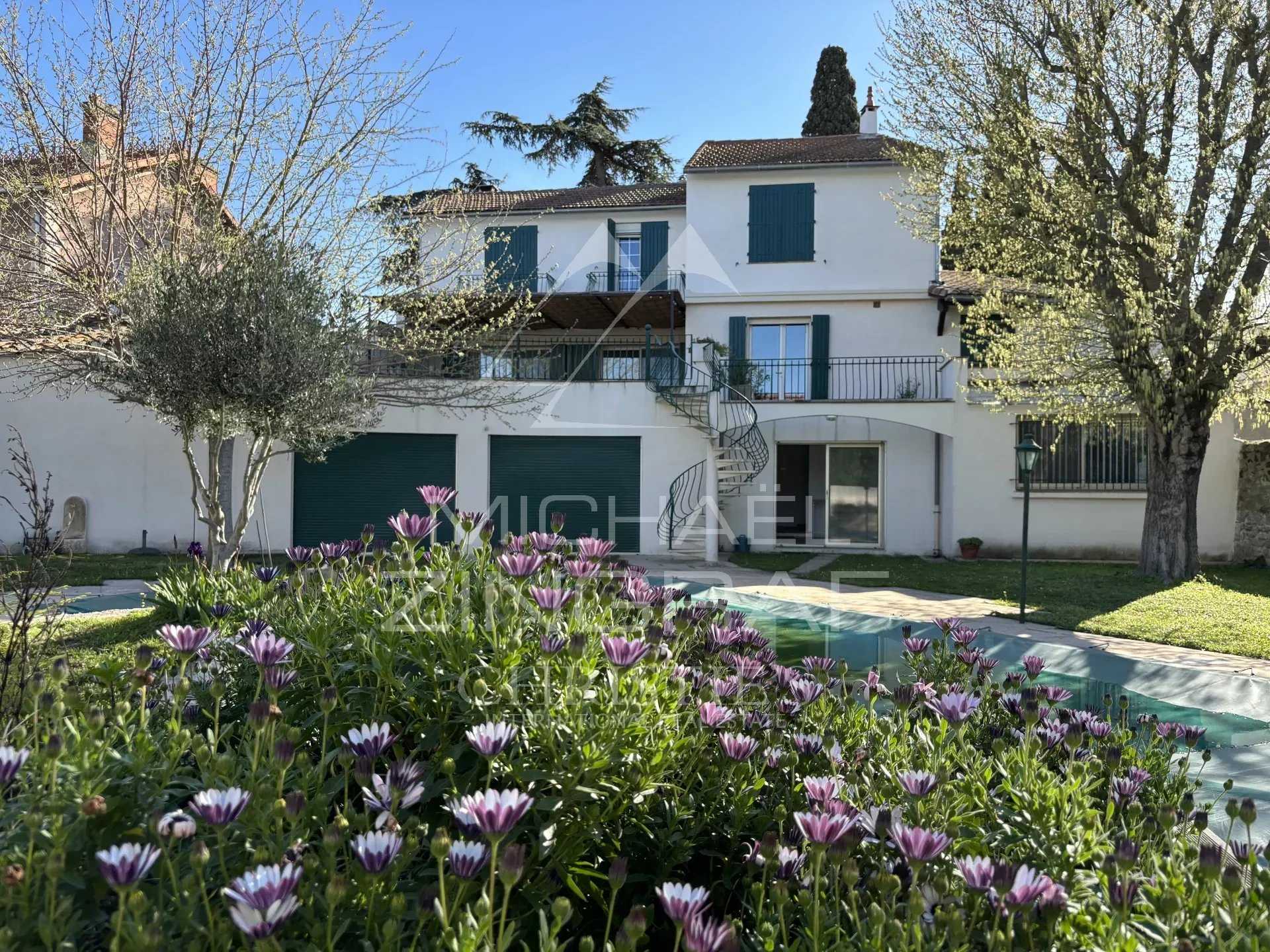 Flere hus i Arles, Provence-Alpes-Cote d'Azur 12628532