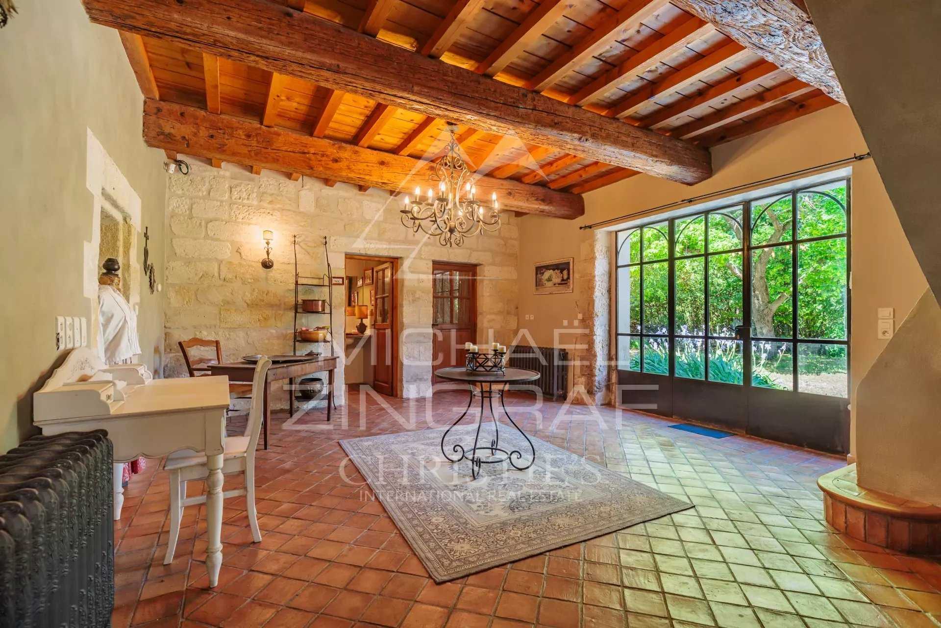 Talo sisään Avignon, Provence-Alpes-Cote d'Azur 12628535