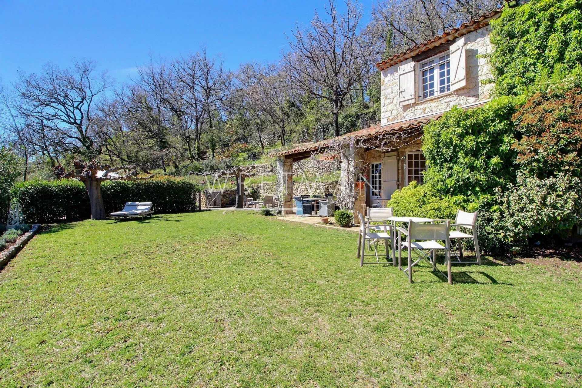 Talo sisään Tourrettes, Provence-Alpes-Cote d'Azur 12628772