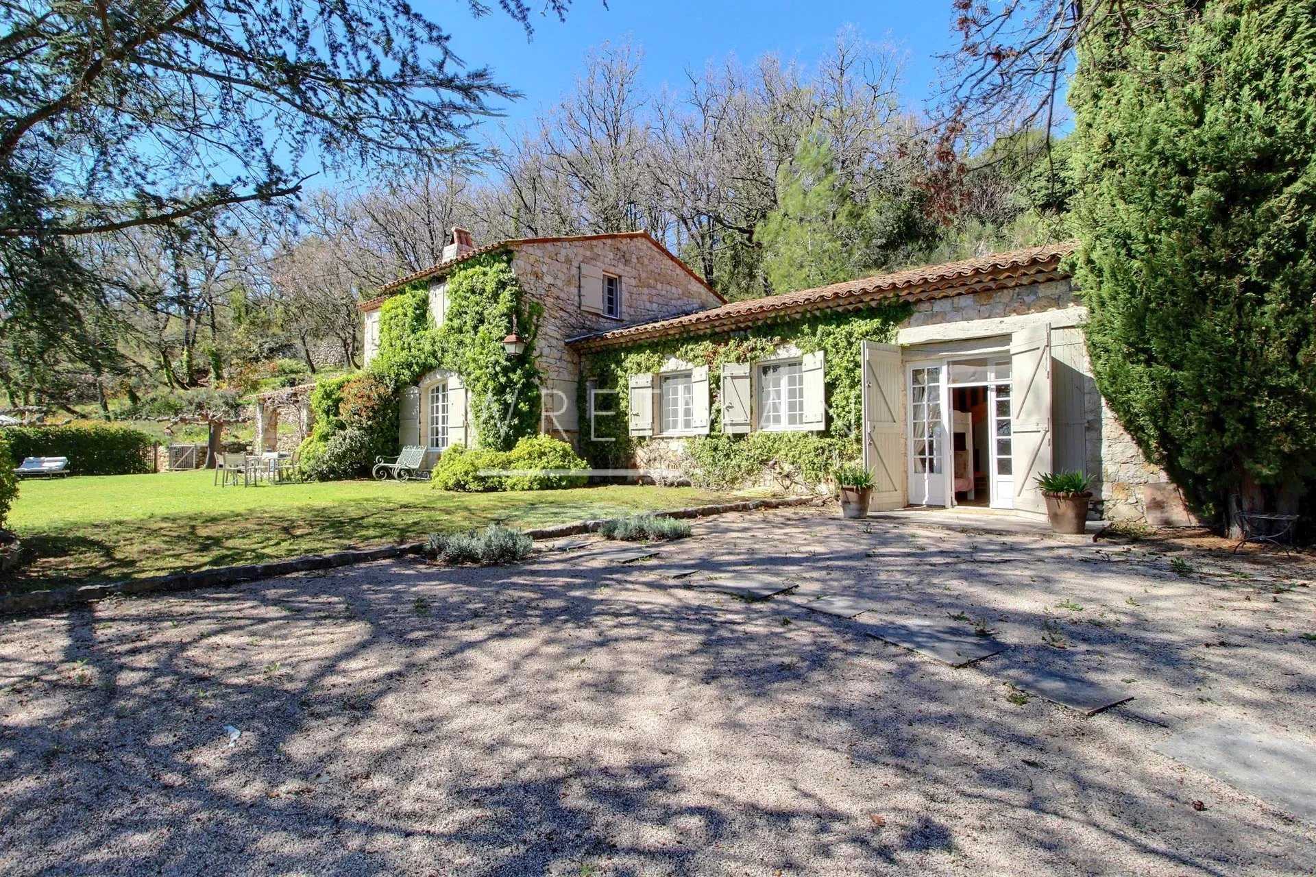 Talo sisään Tourrettes, Provence-Alpes-Cote d'Azur 12628772