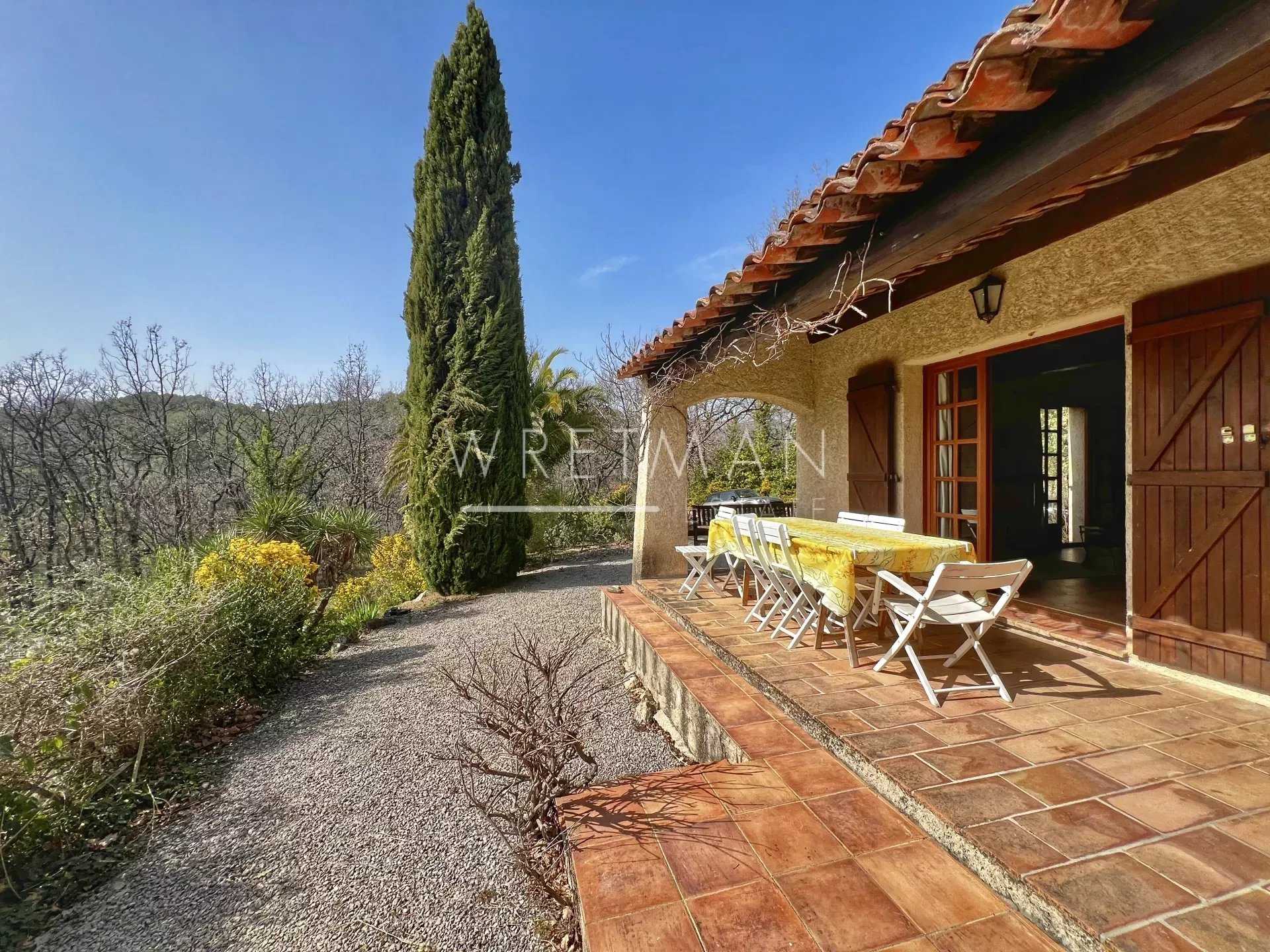 Talo sisään Tourrettes, Provence-Alpes-Cote d'Azur 12628787