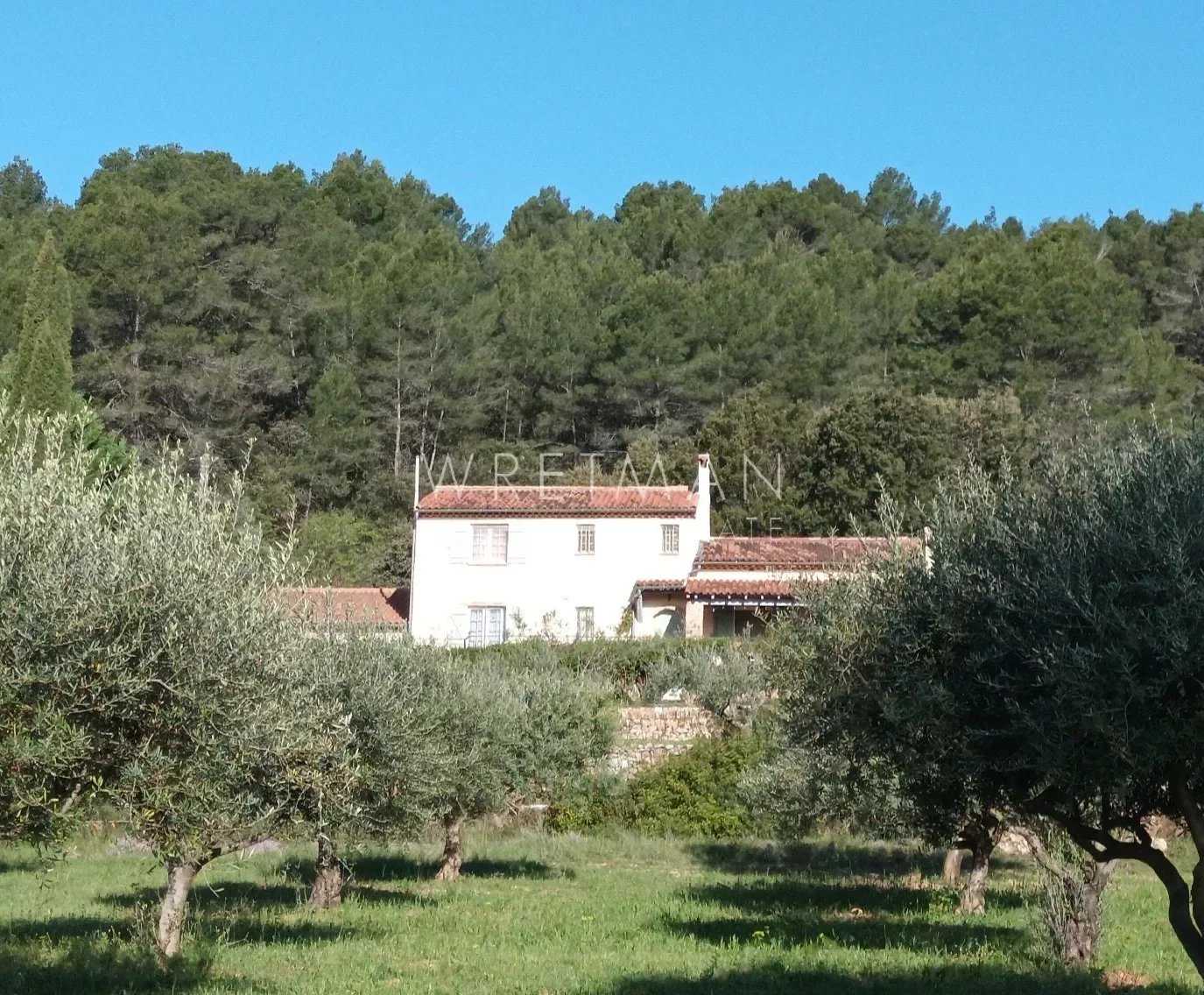 بيت في Cotignac, Provence-Alpes-Cote d'Azur 12628800
