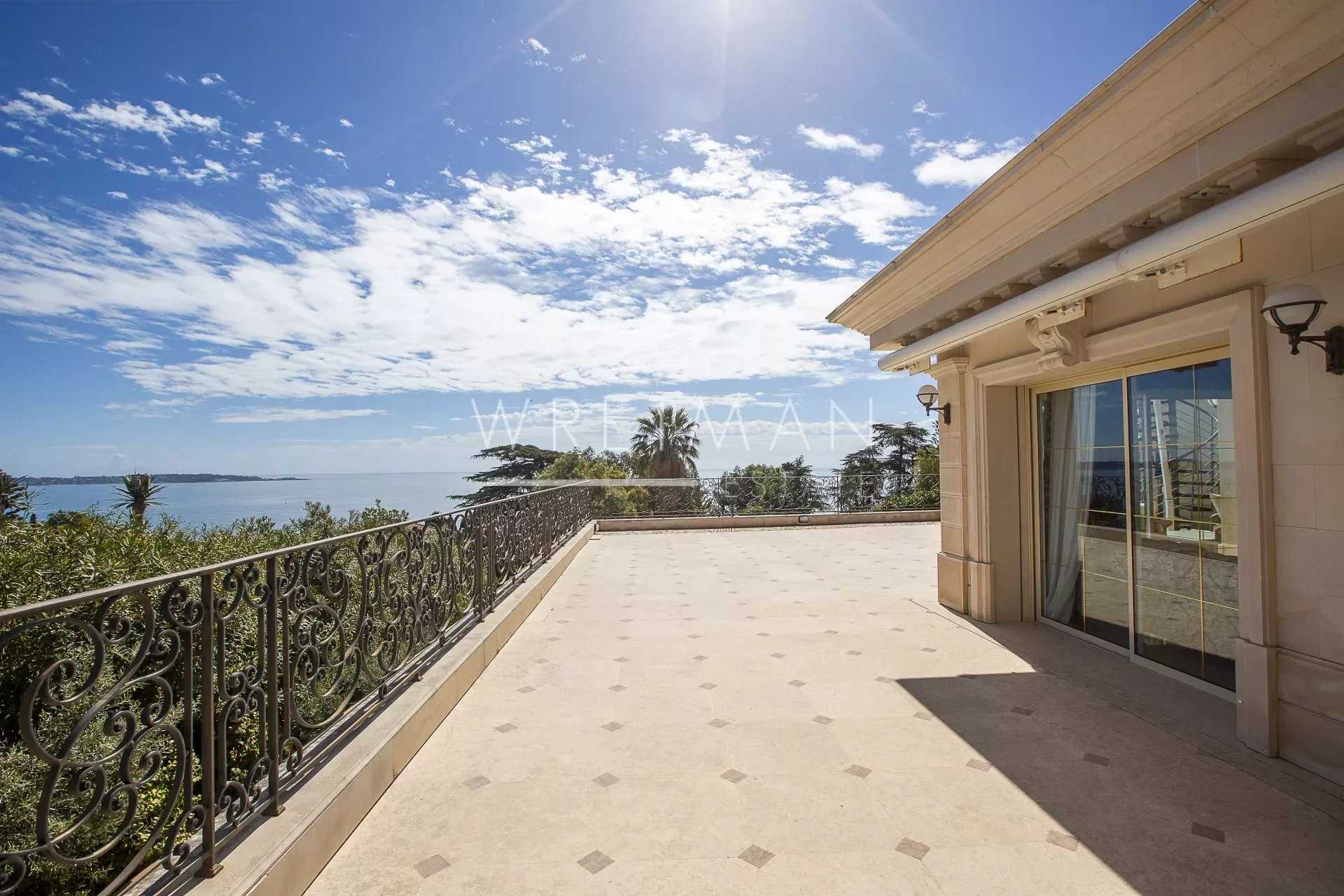 House in Cannes, Provence-Alpes-Cote d'Azur 12628854
