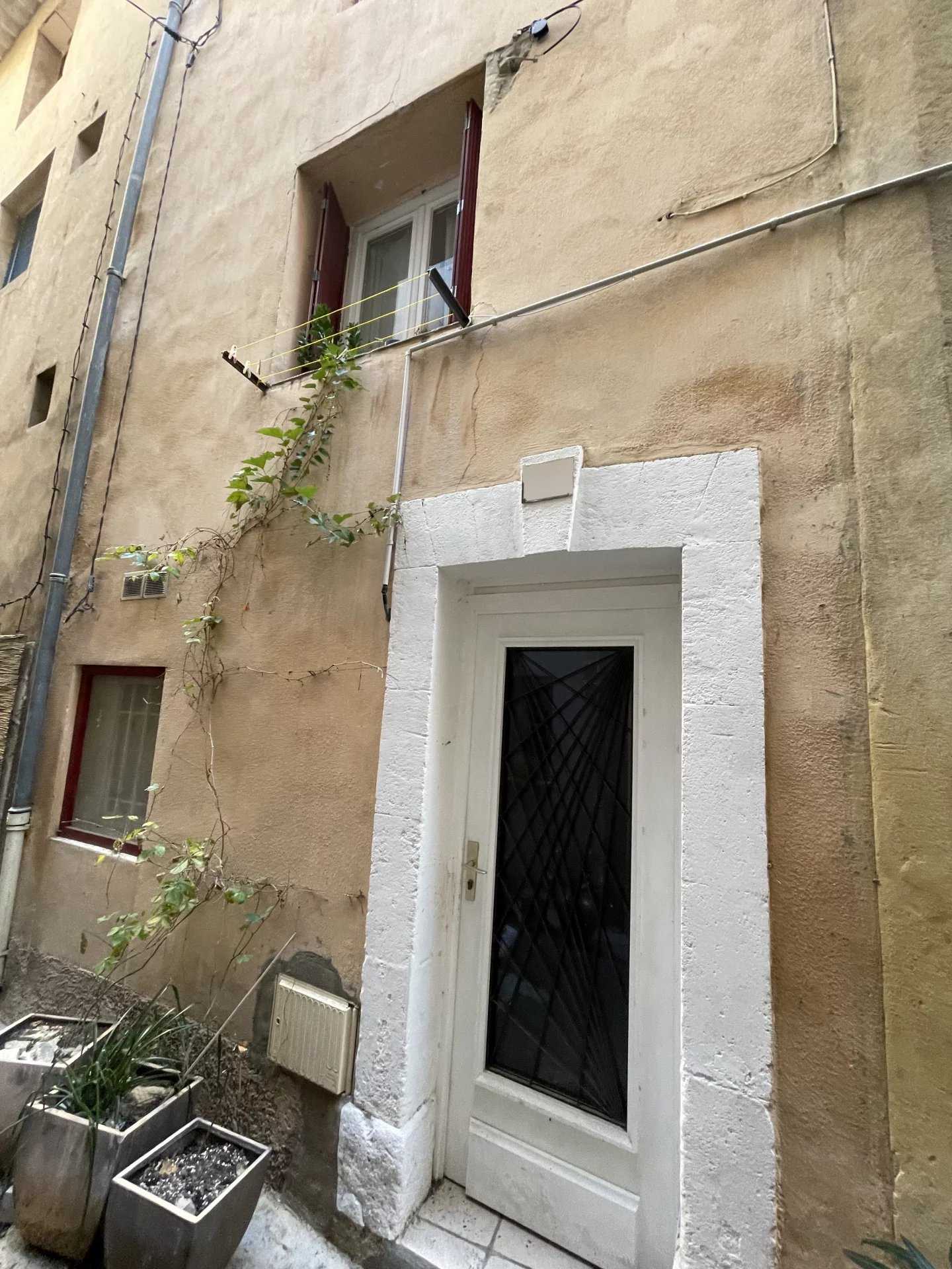 Useita taloja sisään Apt, Provence-Alpes-Cote d'Azur 12628878