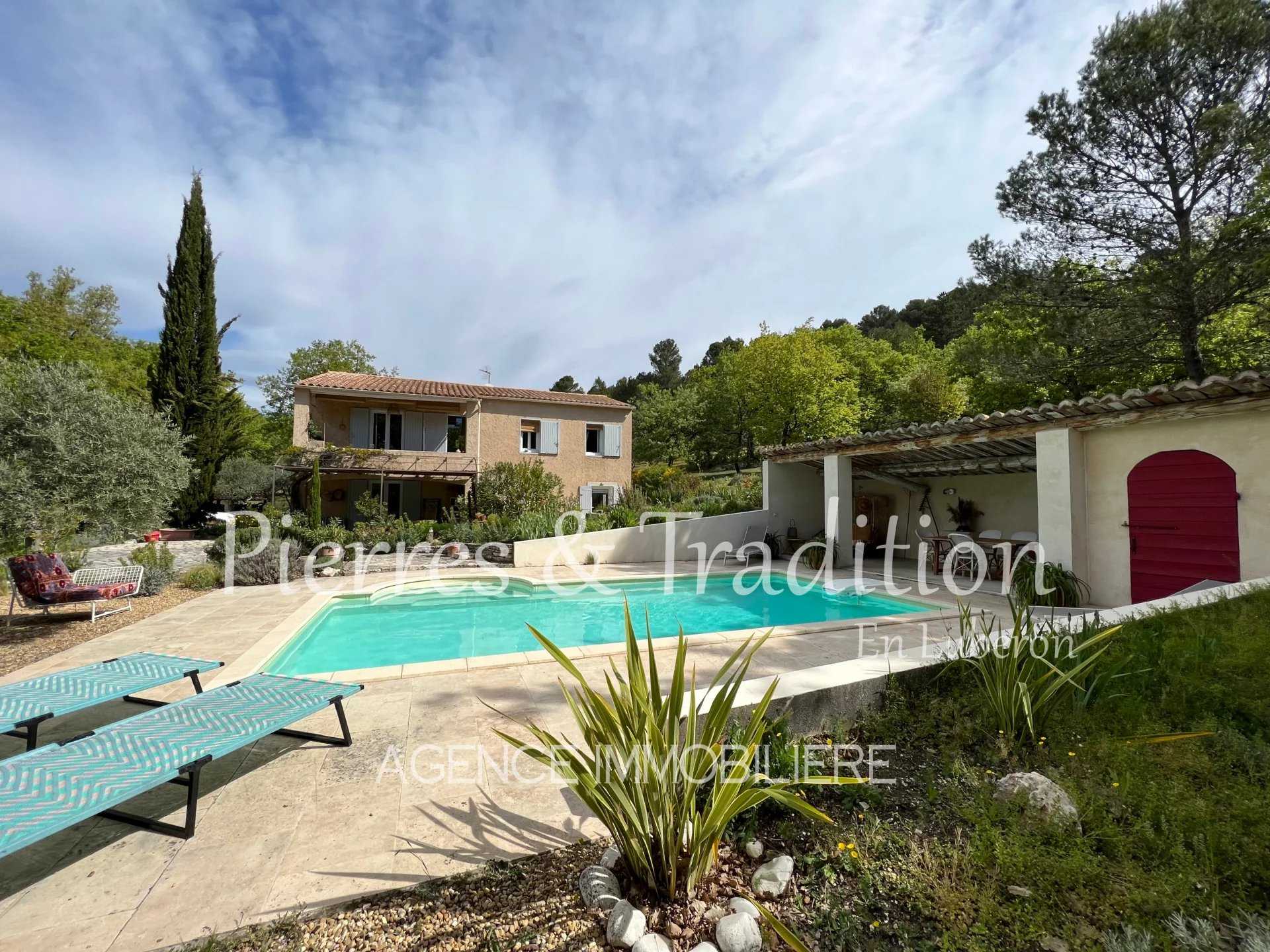 بيت في Saignon, Provence-Alpes-Cote d'Azur 12628885