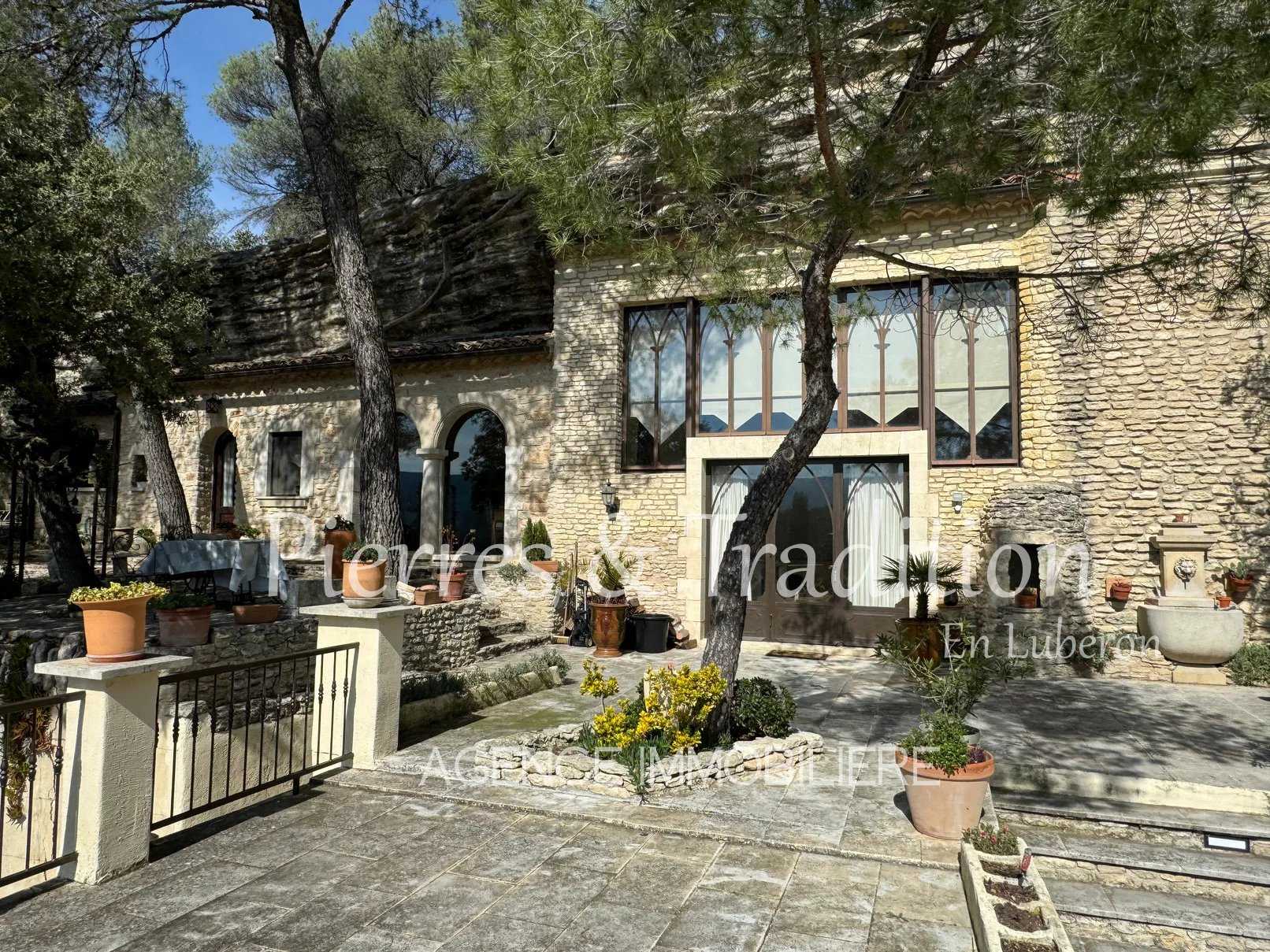 Talo sisään Goult, Provence-Alpes-Cote d'Azur 12628894
