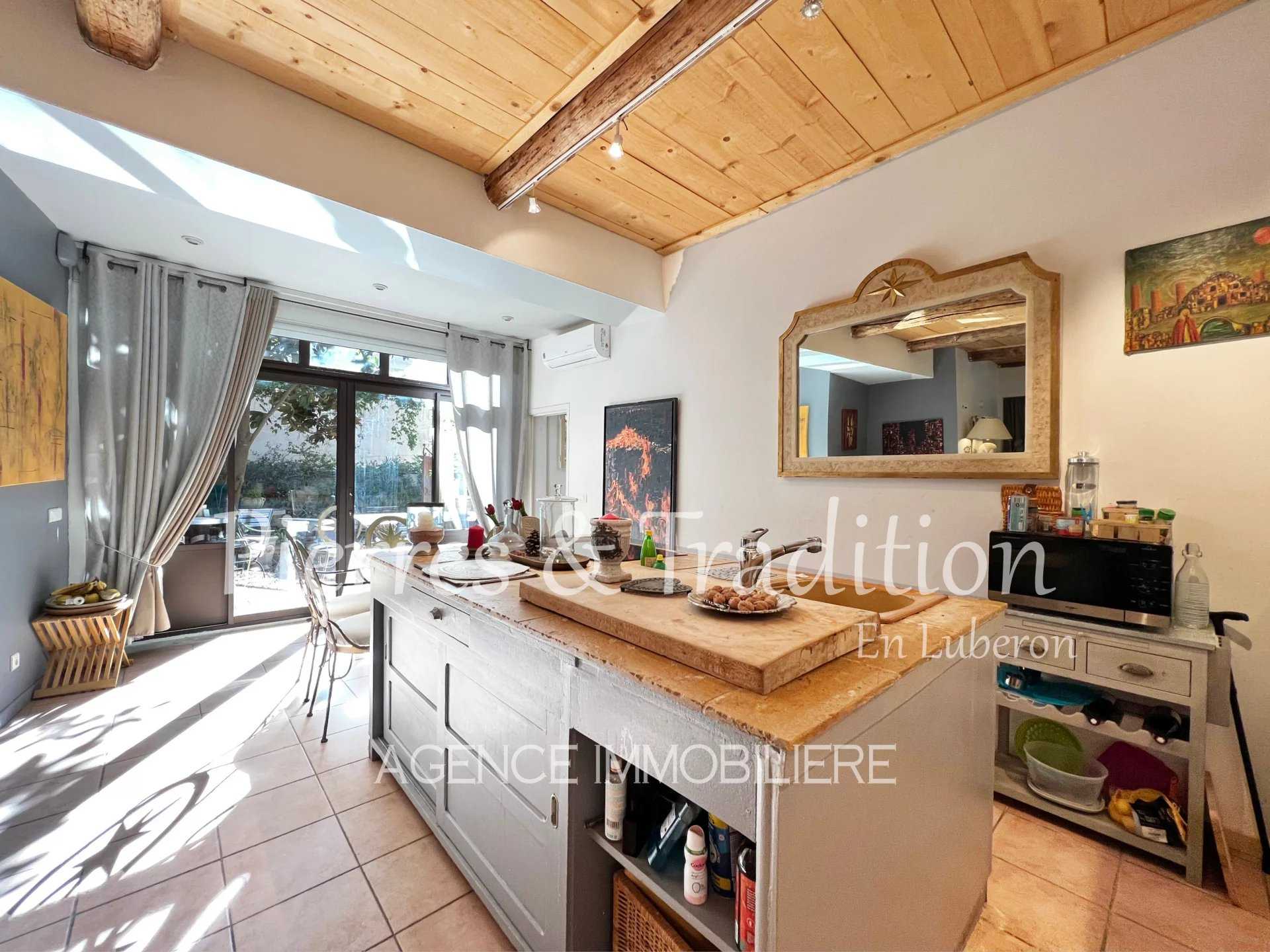 Talo sisään Gordes, Provence-Alpes-Cote d'Azur 12628895