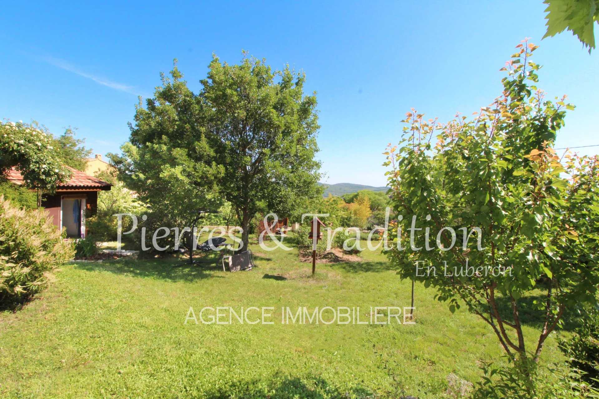Talo sisään Reillanne, Provence-Alpes-Cote d'Azur 12628897