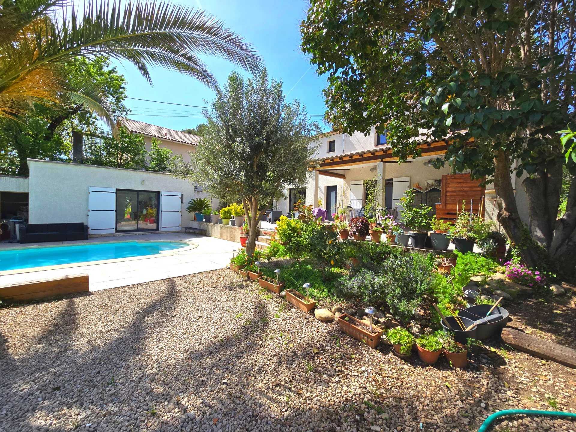 房子 在 Aubagne, Provence-Alpes-Cote d'Azur 12629245