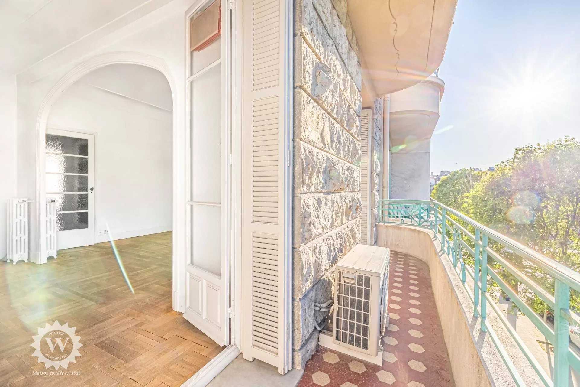 Condominium in Nice, Provence-Alpes-Cote d'Azur 12629436