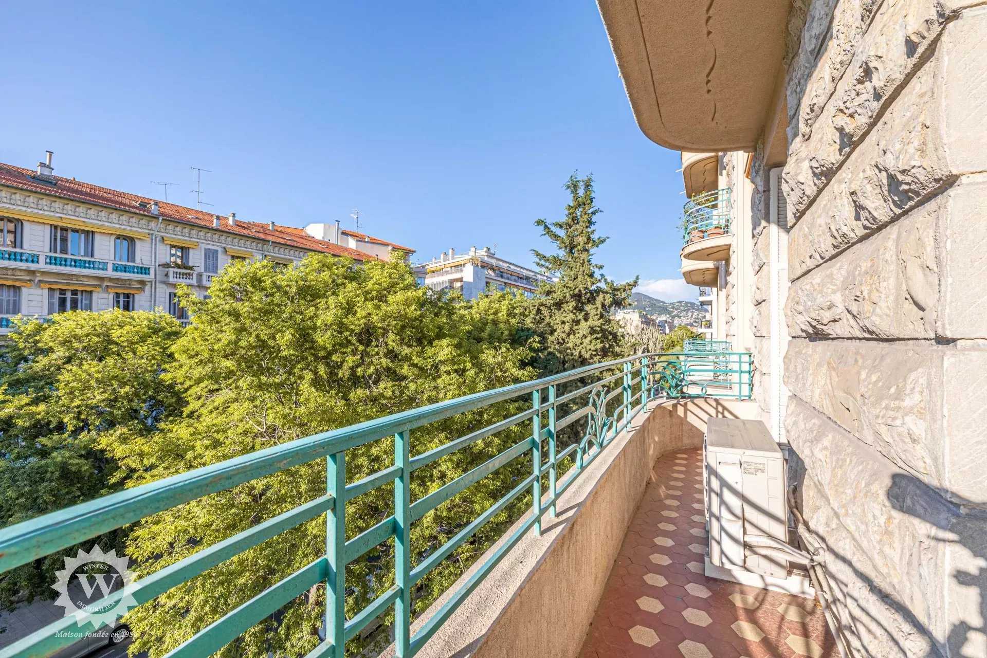 Condominium in Nice, Provence-Alpes-Cote d'Azur 12629436