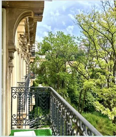 Condominium in Nice, Provence-Alpes-Cote d'Azur 12629512