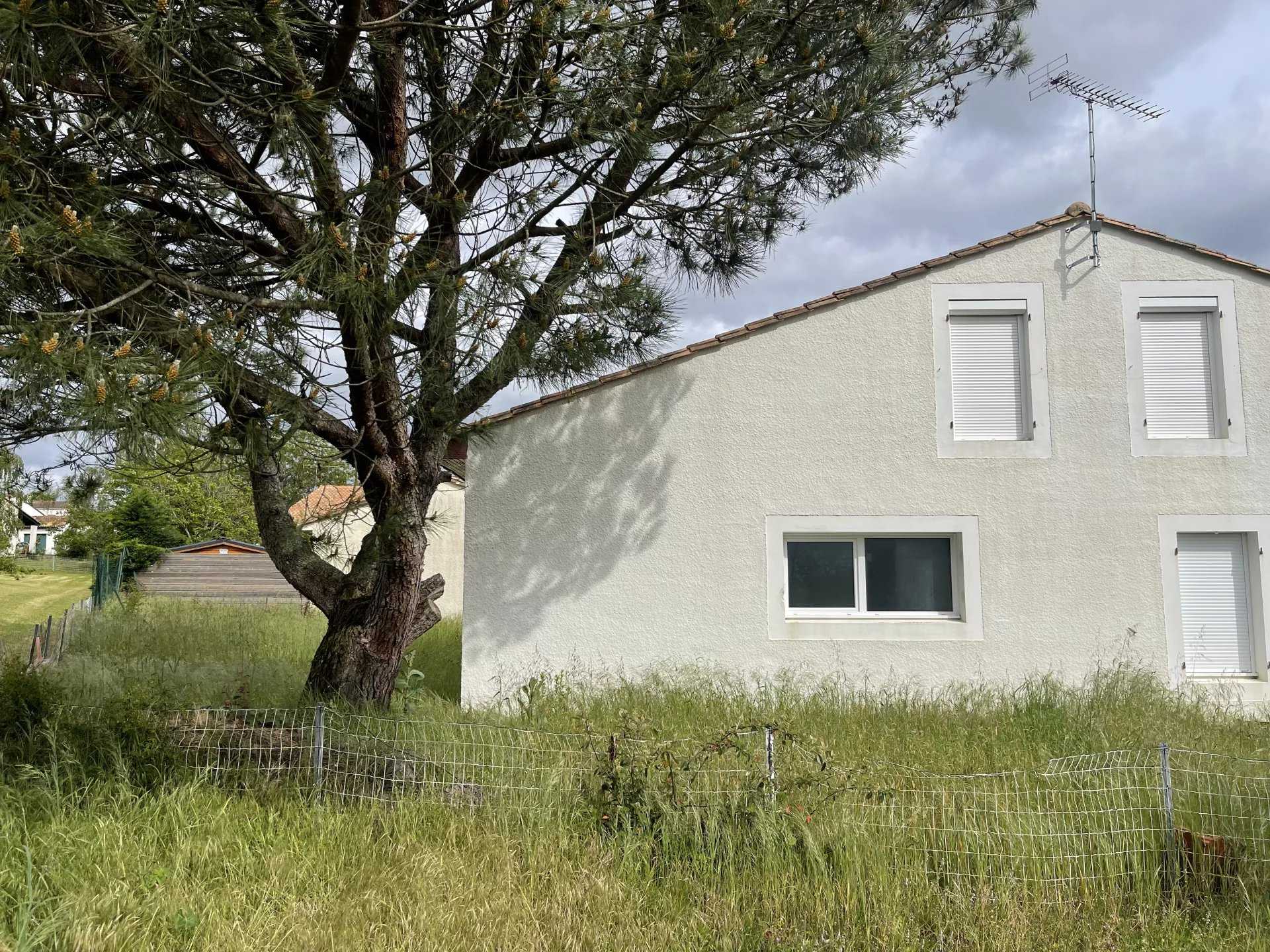 Будинок в Saint-Ciers-sur-Gironde, Nouvelle-Aquitaine 12629577