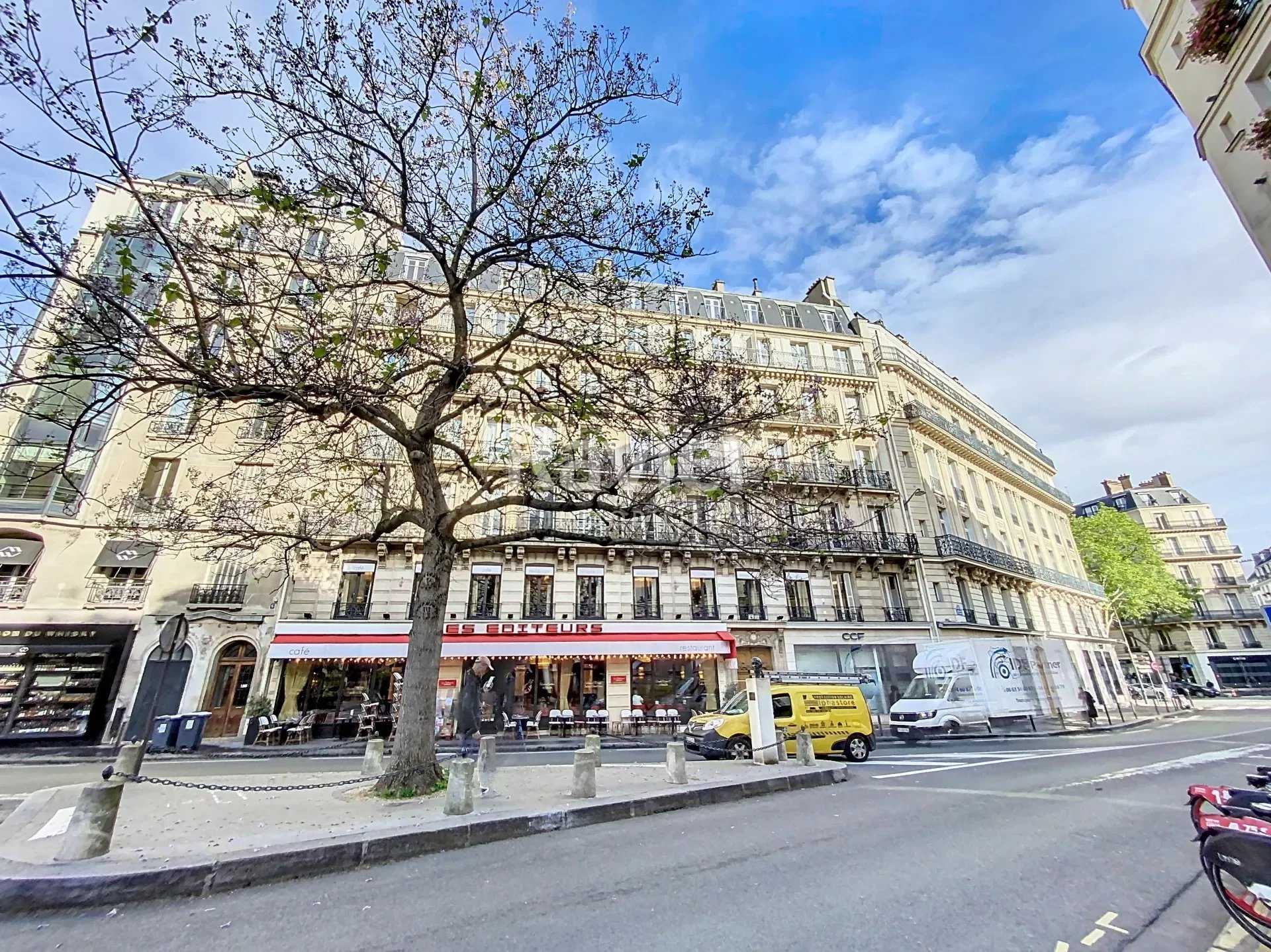 Condominium in Paris, Ile-de-France 12629620
