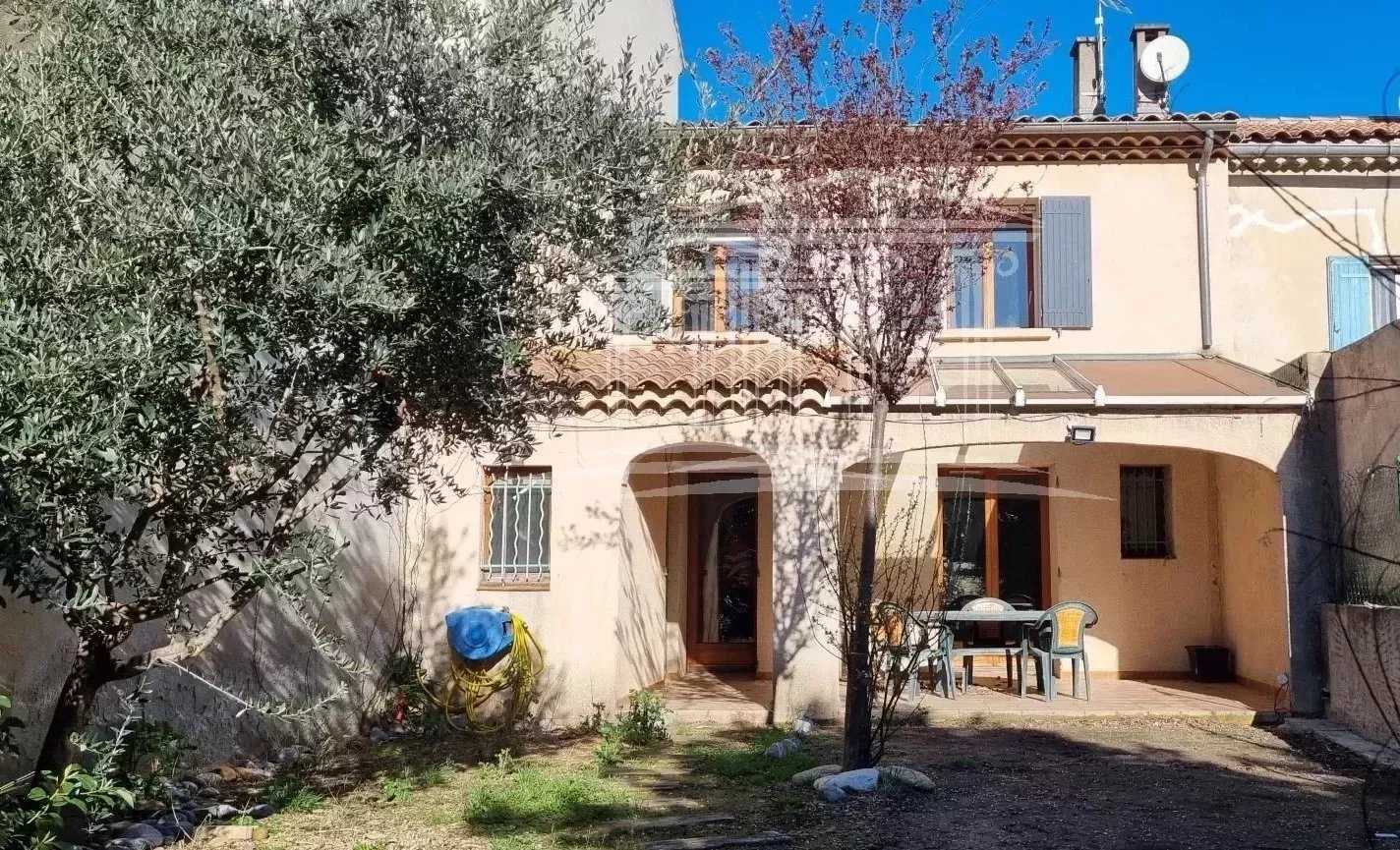 Talo sisään Sorgues, Provence-Alpes-Cote d'Azur 12629688