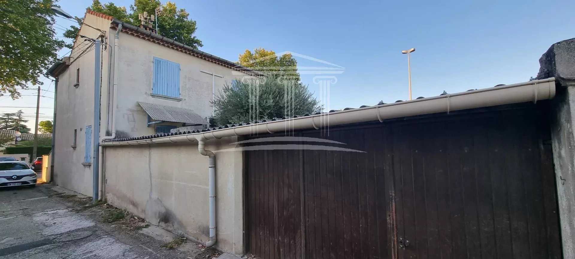 Multiple Houses in Sorgues, Provence-Alpes-Cote d'Azur 12629690