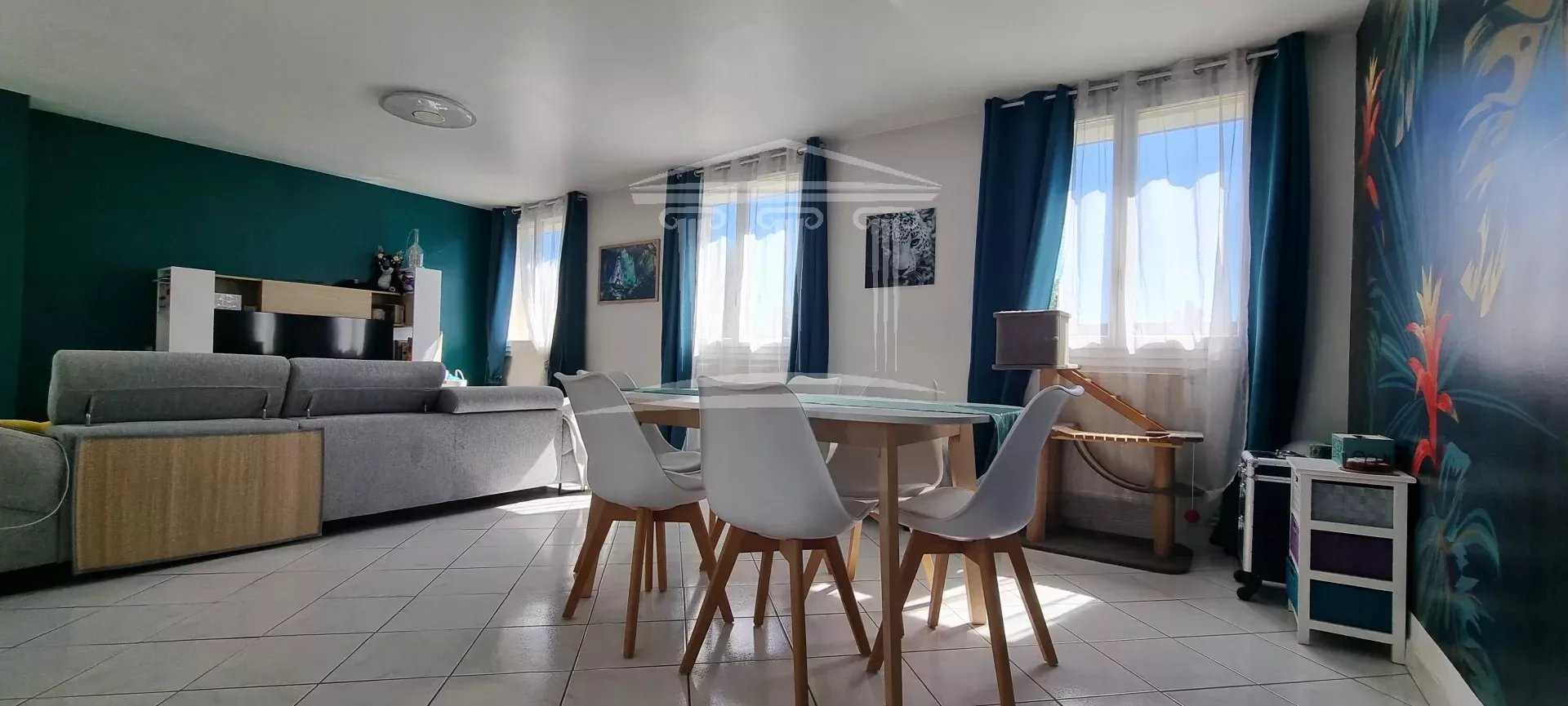 公寓 在 Sorgues, Provence-Alpes-Cote d'Azur 12629694